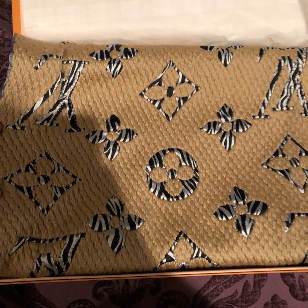 BNIB Louis Vuitton 2020 scarf ❤️